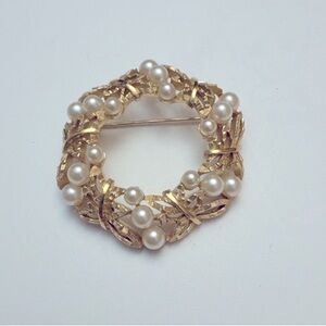 Vintage 1960s Crown Trifari Pearl Brushed Gold Tone wreath Brooch Pin SIGNED